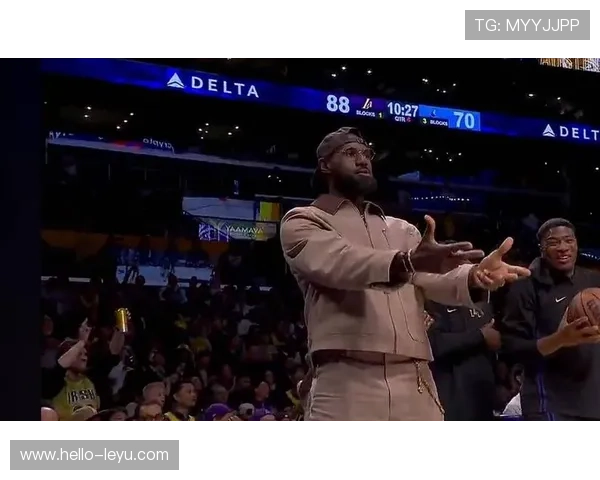 詹姆斯爆发率湖人逆转勇士登顶西部榜首关键战砍下三双引热议全美